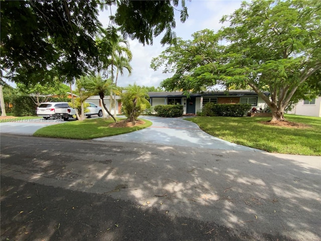 single story home featuring a front lawn