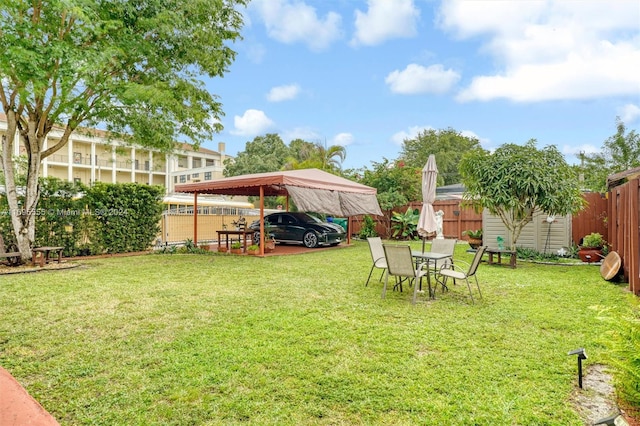 view of yard featuring a shed