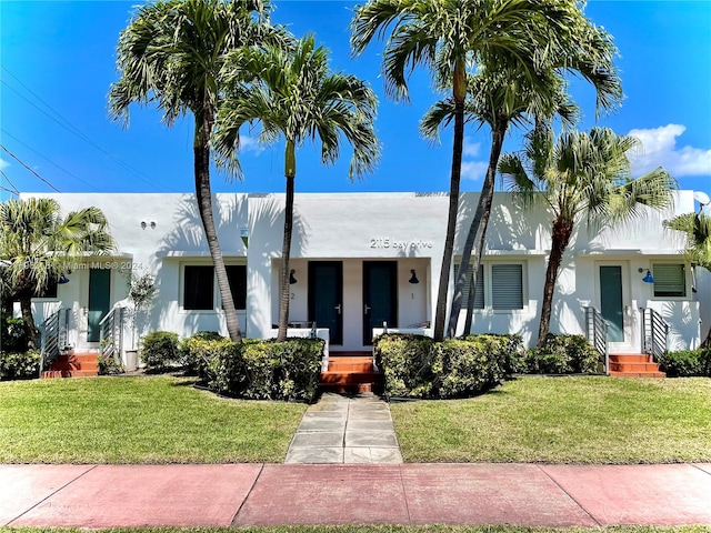 view of front facade featuring a front lawn