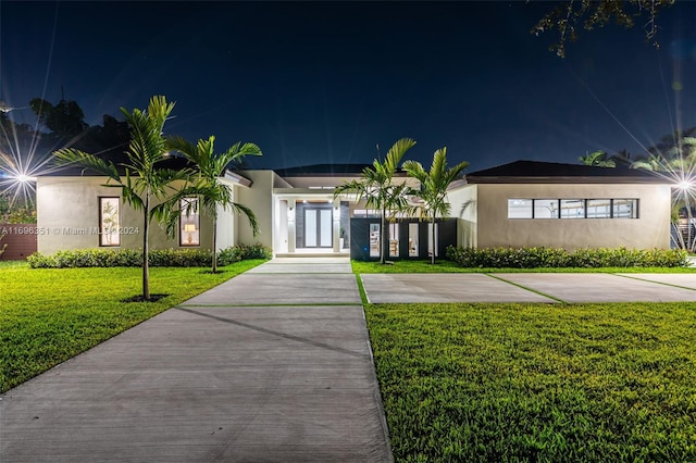 view of front facade featuring a lawn