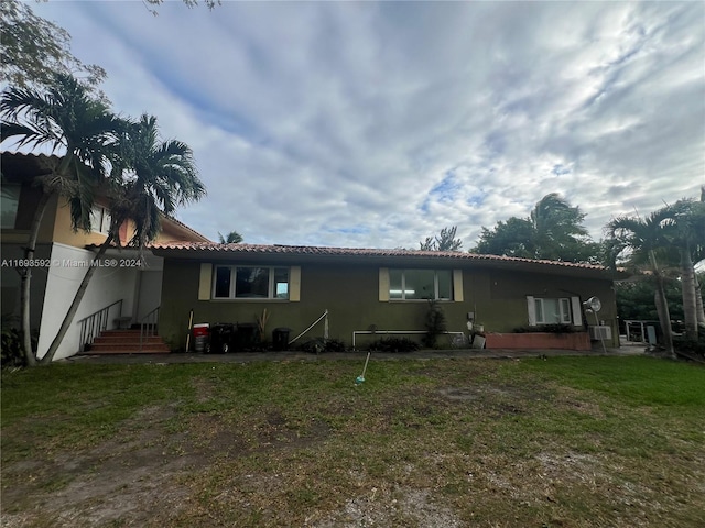 back of house featuring a yard