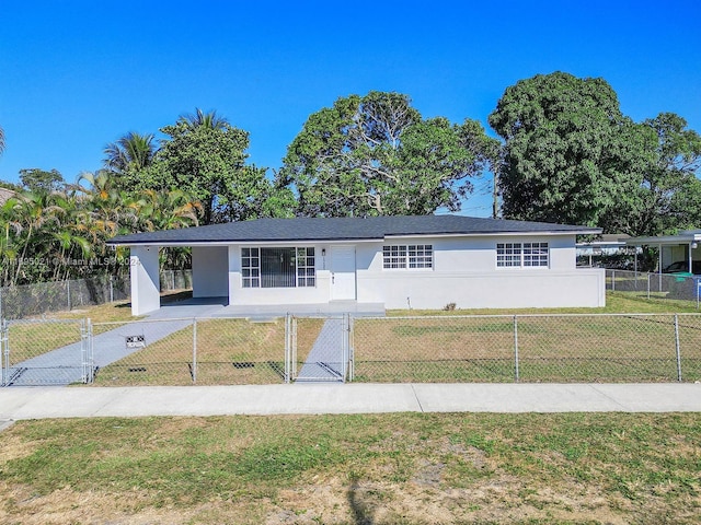 ranch-style home featuring a front lawn and a carport