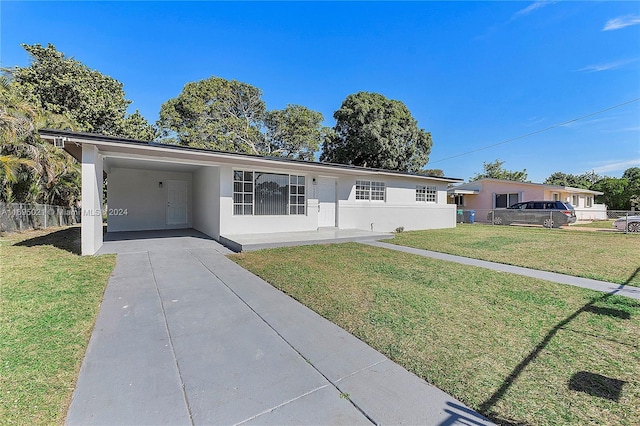 view of front of house featuring a carport and a front lawn