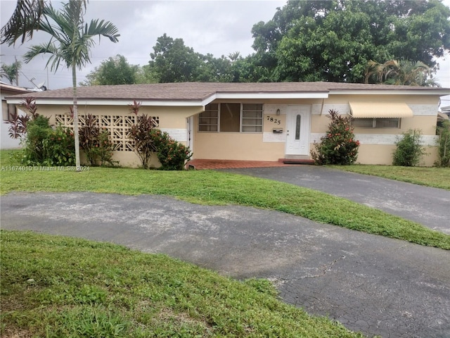 single story home with a front yard