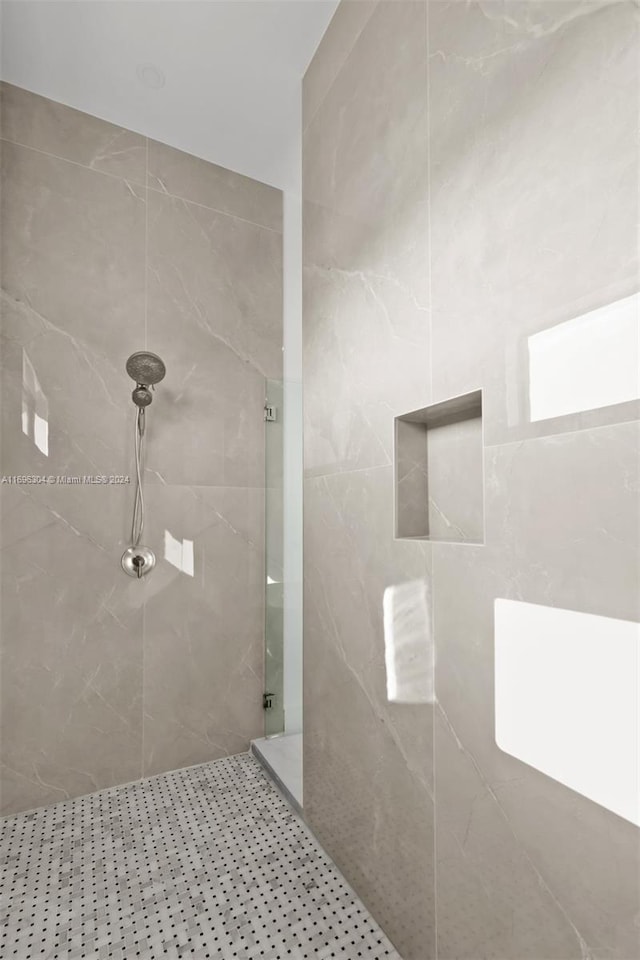 bathroom featuring a tile shower