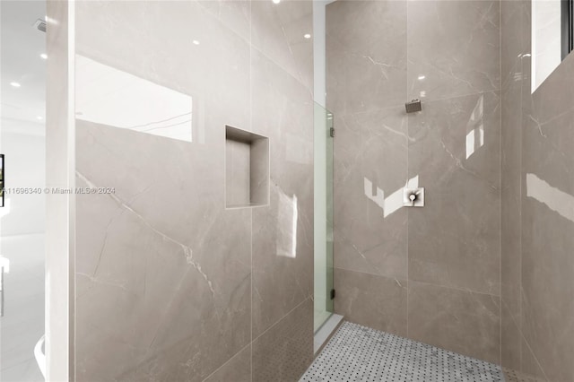 bathroom featuring a tile shower