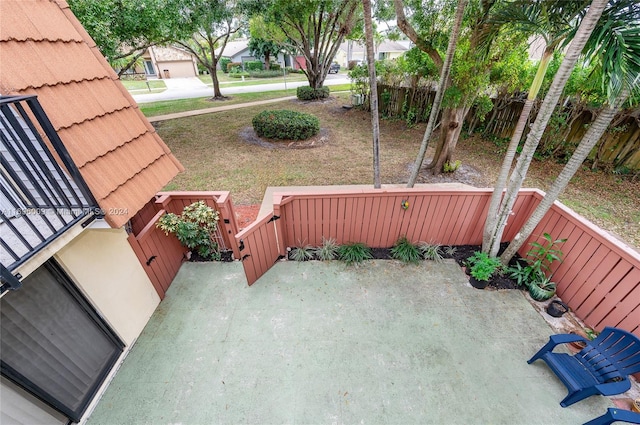 view of yard with a patio area