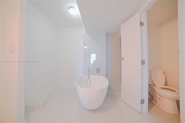 bathroom featuring toilet and a bathtub