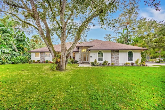 view of front facade with a front lawn