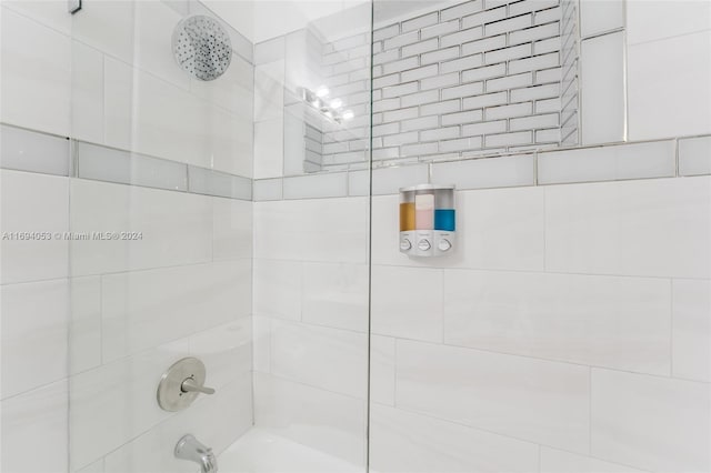 bathroom featuring tiled shower / bath