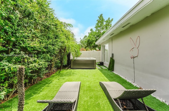 view of yard with a jacuzzi