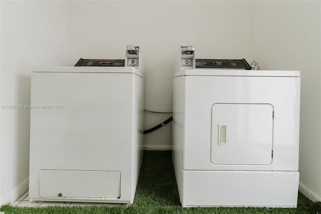 laundry room featuring carpet flooring and independent washer and dryer