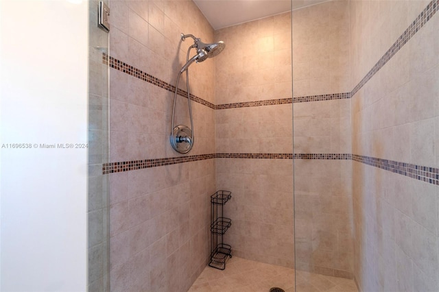 bathroom featuring tiled shower