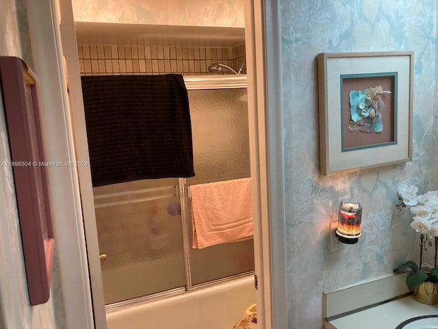 bathroom with enclosed tub / shower combo