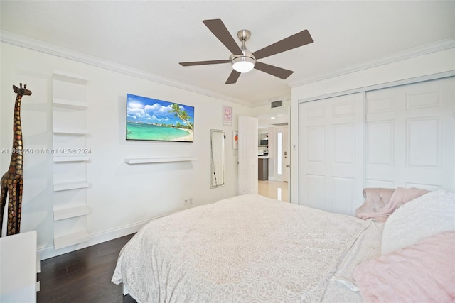 bedroom featuring dark hardwood / wood-style flooring, a closet, ornamental molding, and ceiling fan