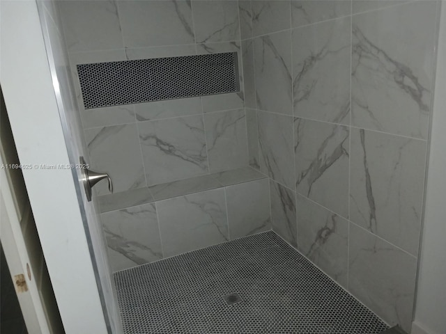 full bath featuring a tile shower