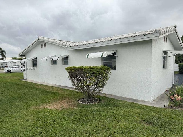 view of side of property featuring a lawn