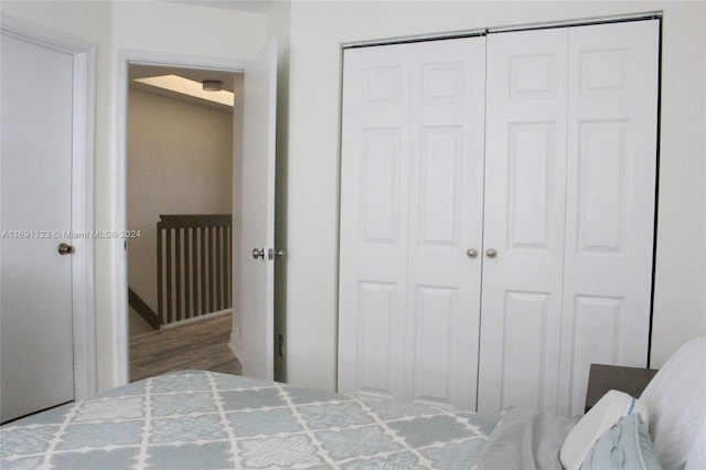 unfurnished bedroom with hardwood / wood-style flooring and a closet