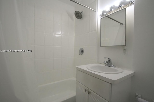 bathroom with vanity and tiled shower / bath