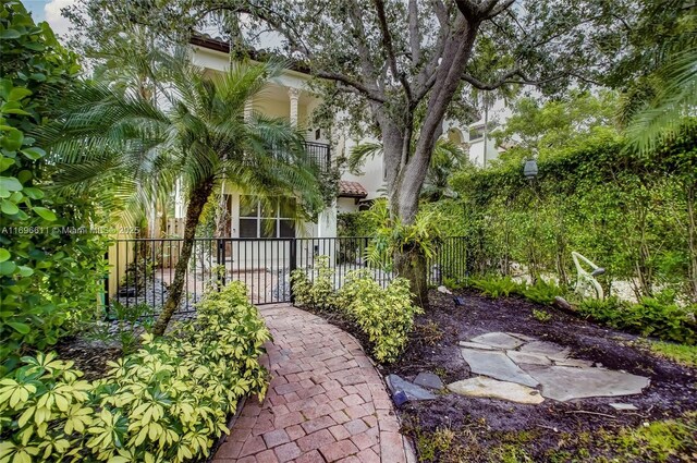 view of yard featuring a balcony