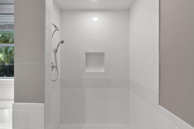 bathroom featuring a tile shower