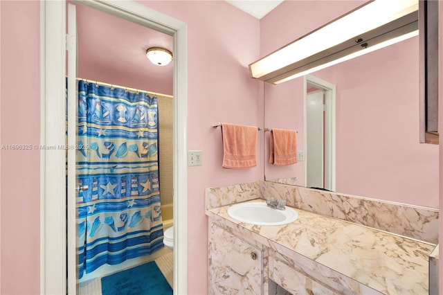 bathroom with a shower with curtain, vanity, and toilet