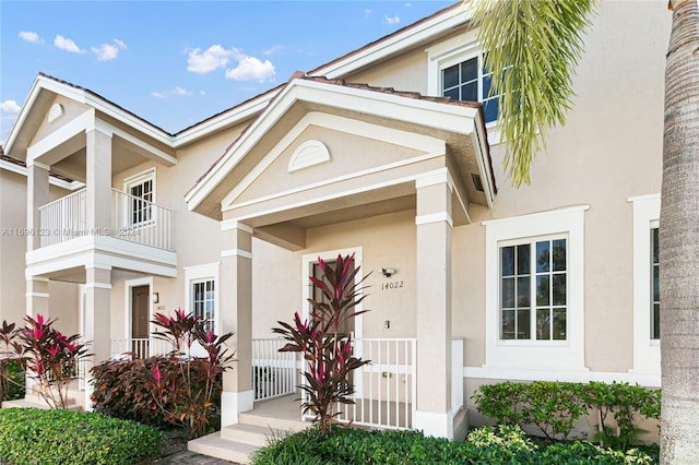 property entrance featuring a porch