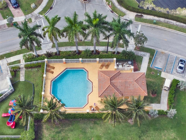 view of swimming pool