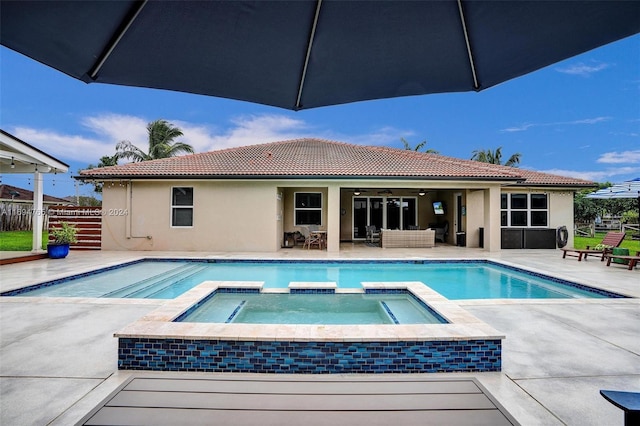 view of pool featuring an in ground hot tub, an outdoor hangout area, ceiling fan, and a patio area