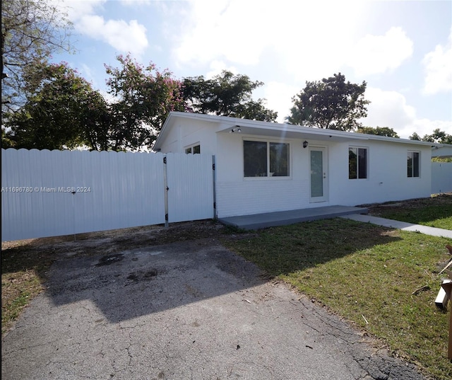 view of front of house featuring a front lawn