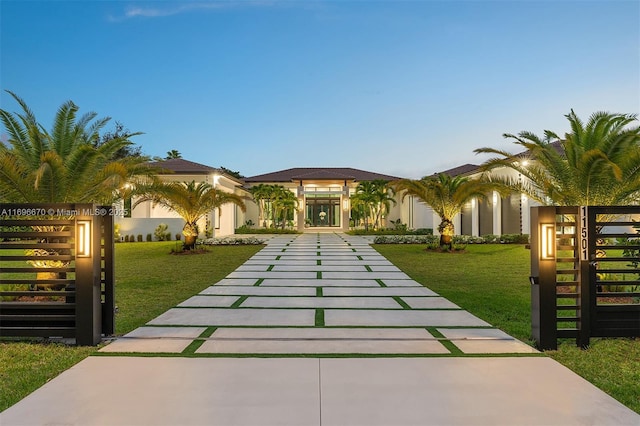 view of front of property featuring a yard