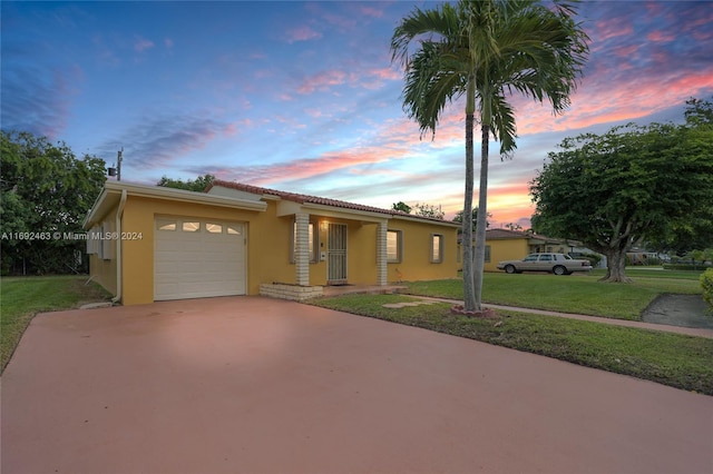 view of front facade featuring a yard and a garage