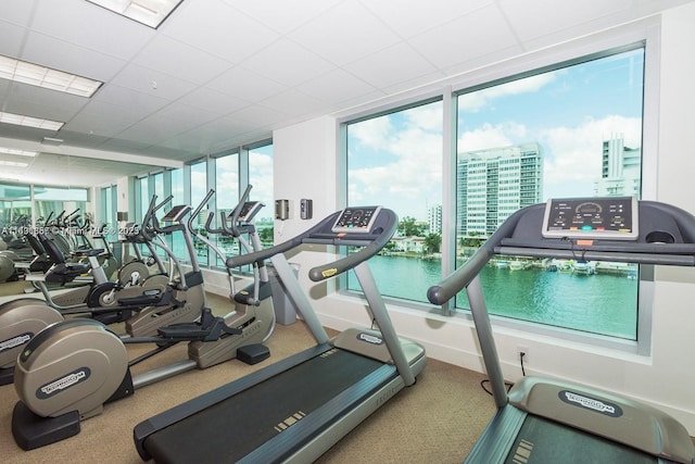 exercise room with a city view