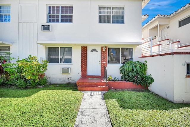 view of front of home featuring a front lawn