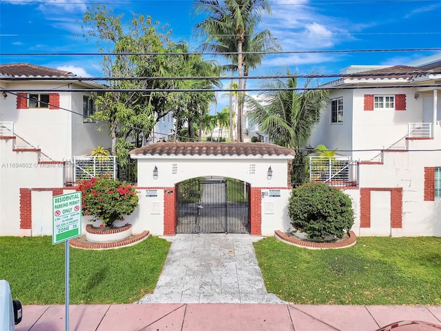 view of front facade featuring a front yard