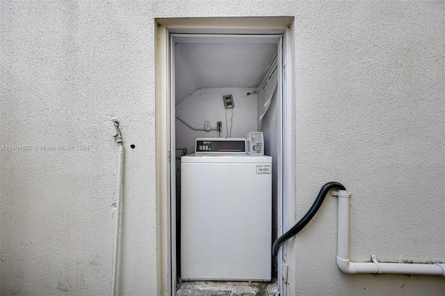 clothes washing area with washer / clothes dryer