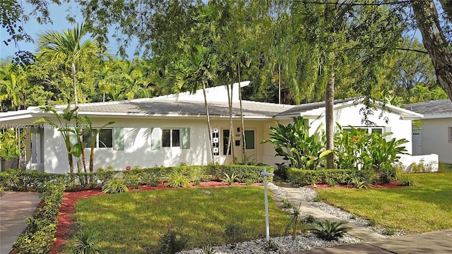 view of front of home with a front lawn