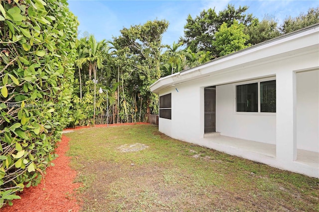 view of yard featuring a patio