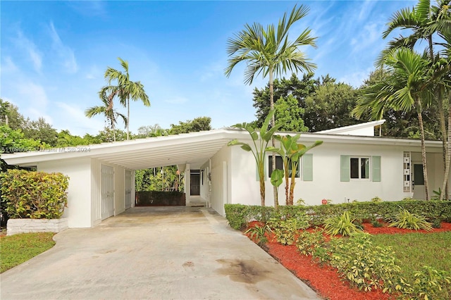 view of front facade featuring a carport