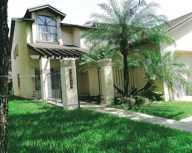 view of front of house with a front lawn