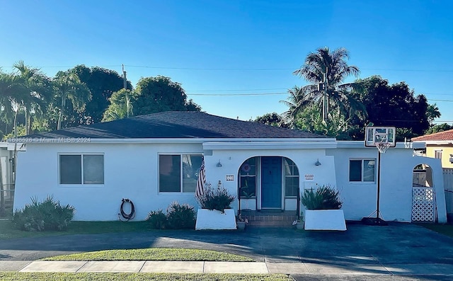 single story home featuring a front lawn