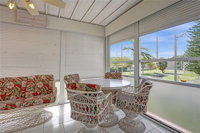 sunroom with ceiling fan