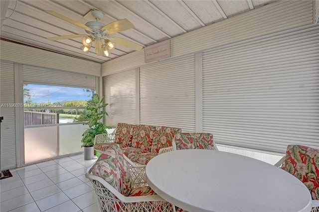 sunroom with ceiling fan