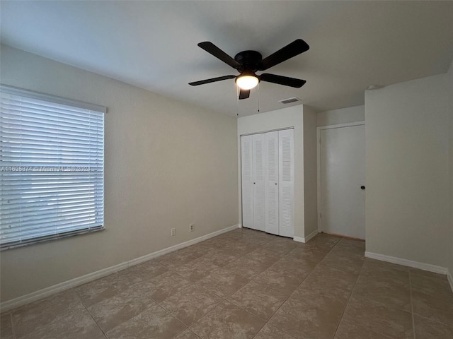 unfurnished bedroom featuring ceiling fan