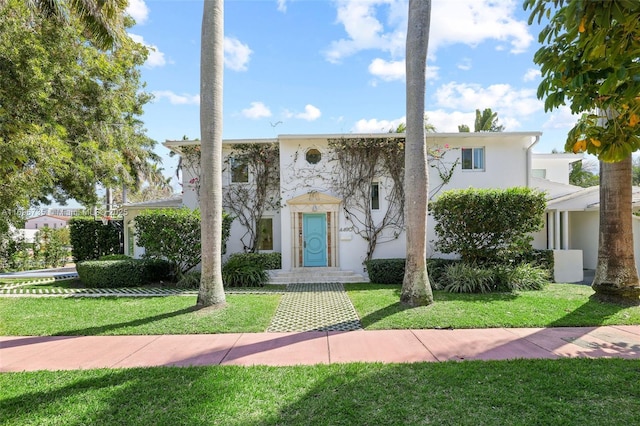 view of front of property featuring a front lawn