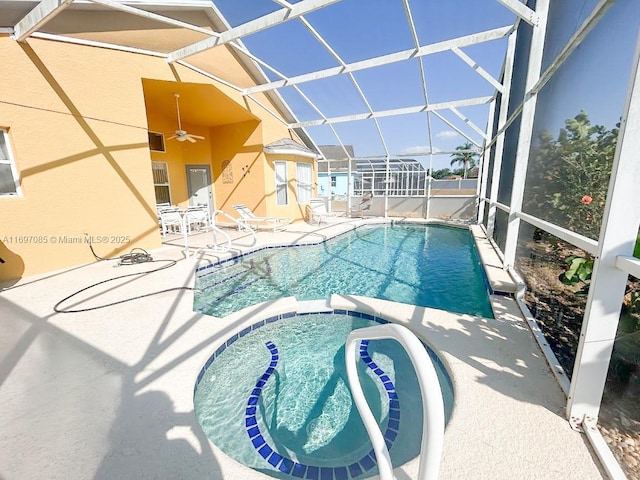 view of pool featuring an in ground hot tub, a lanai, ceiling fan, and a patio area