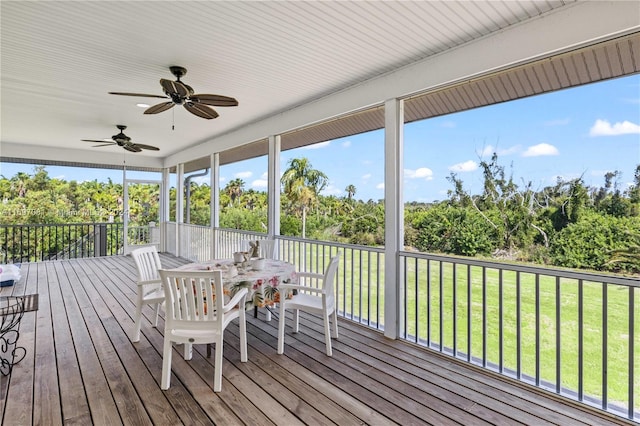 sunroom with ceiling fan