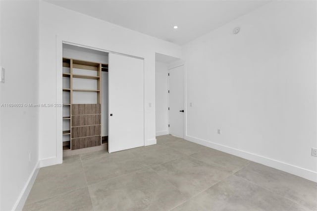 unfurnished bedroom featuring a closet