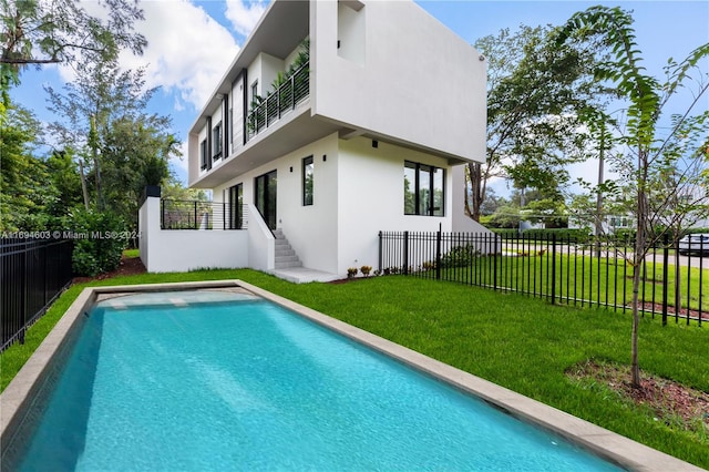 view of swimming pool featuring a yard