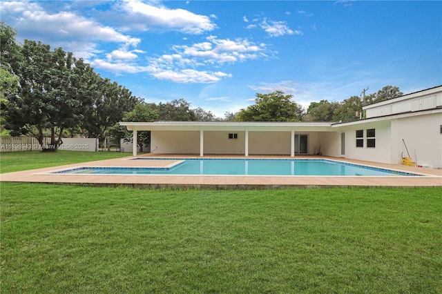 view of swimming pool featuring a yard